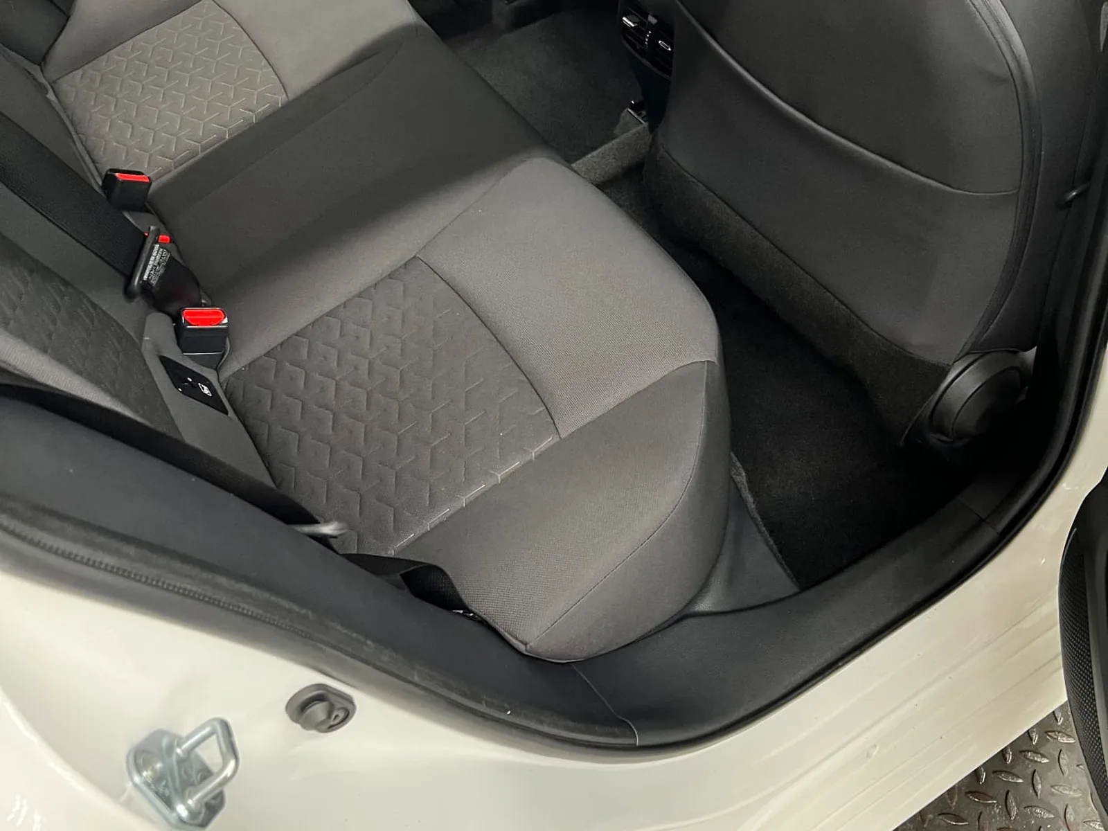 Išvalyta automobilio galinė sėdynė po DrivenClean cheminio valymo Vilniuje
