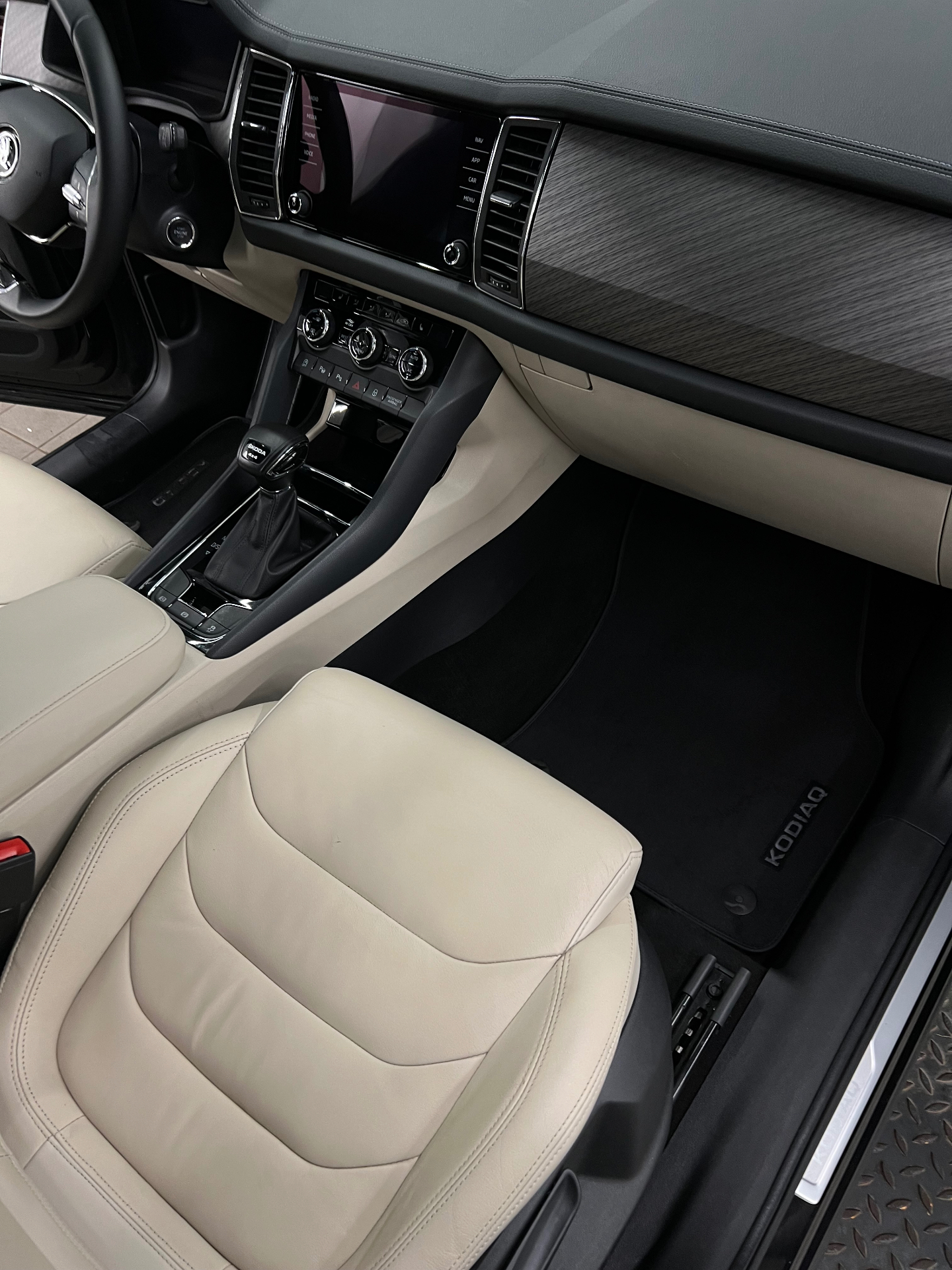 Škoda Kodiaq šviesus odinis salonas po valymo Vilniuje