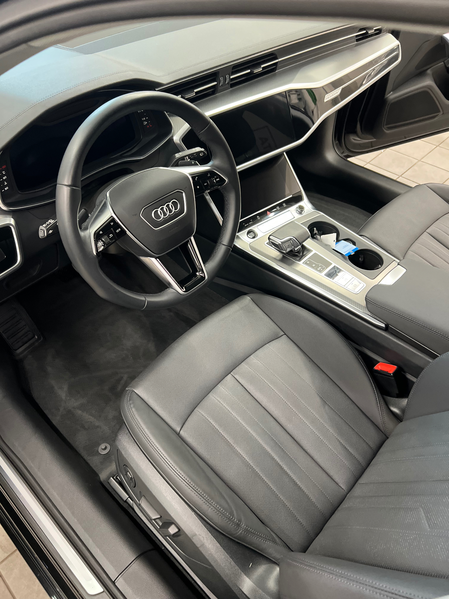Audi A6 salonas po cheminio valymo – odinės sėdynės ir kilimėliai