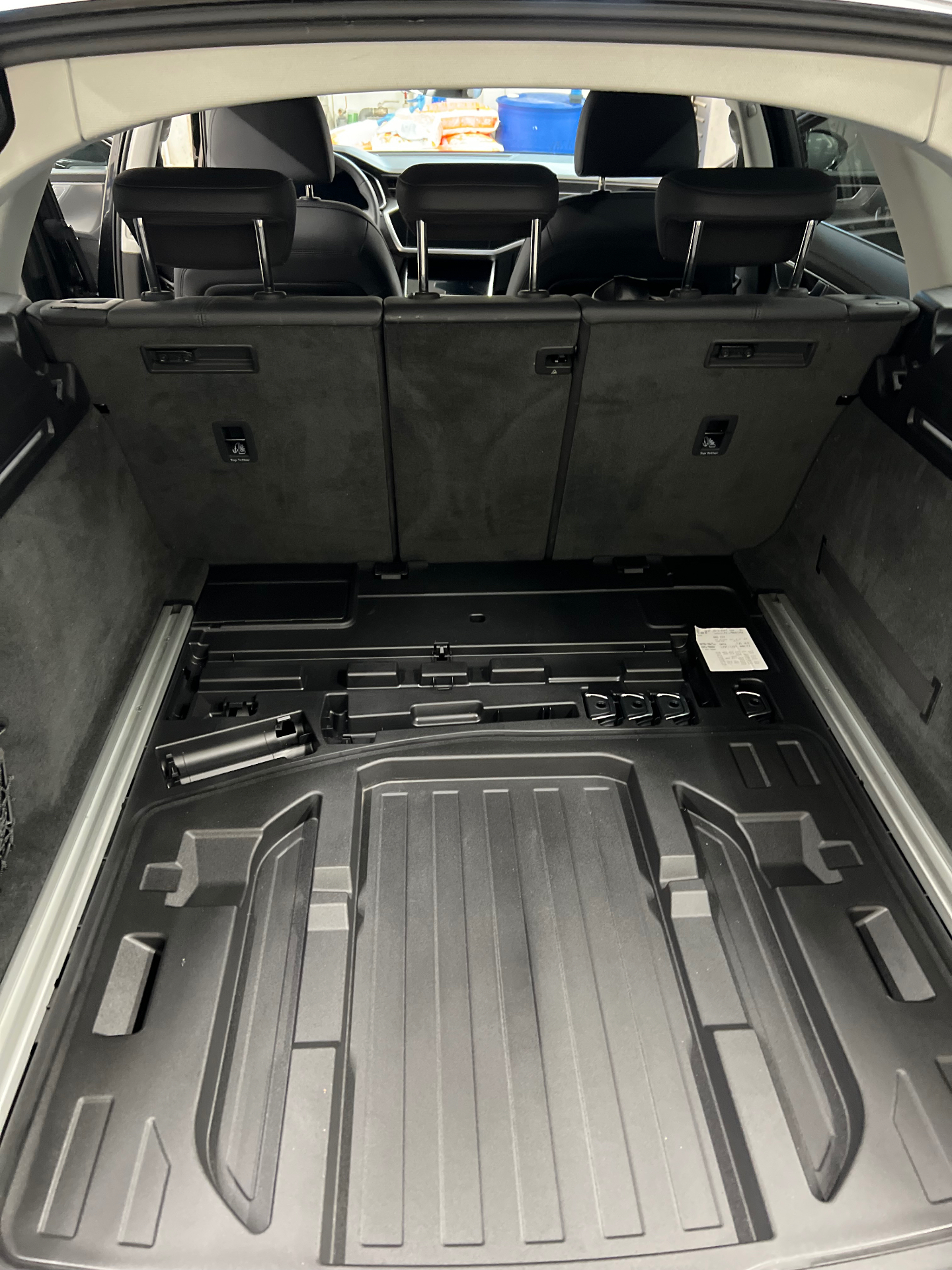 Išvalyta universalo bagažinė po DrivenClean valymo