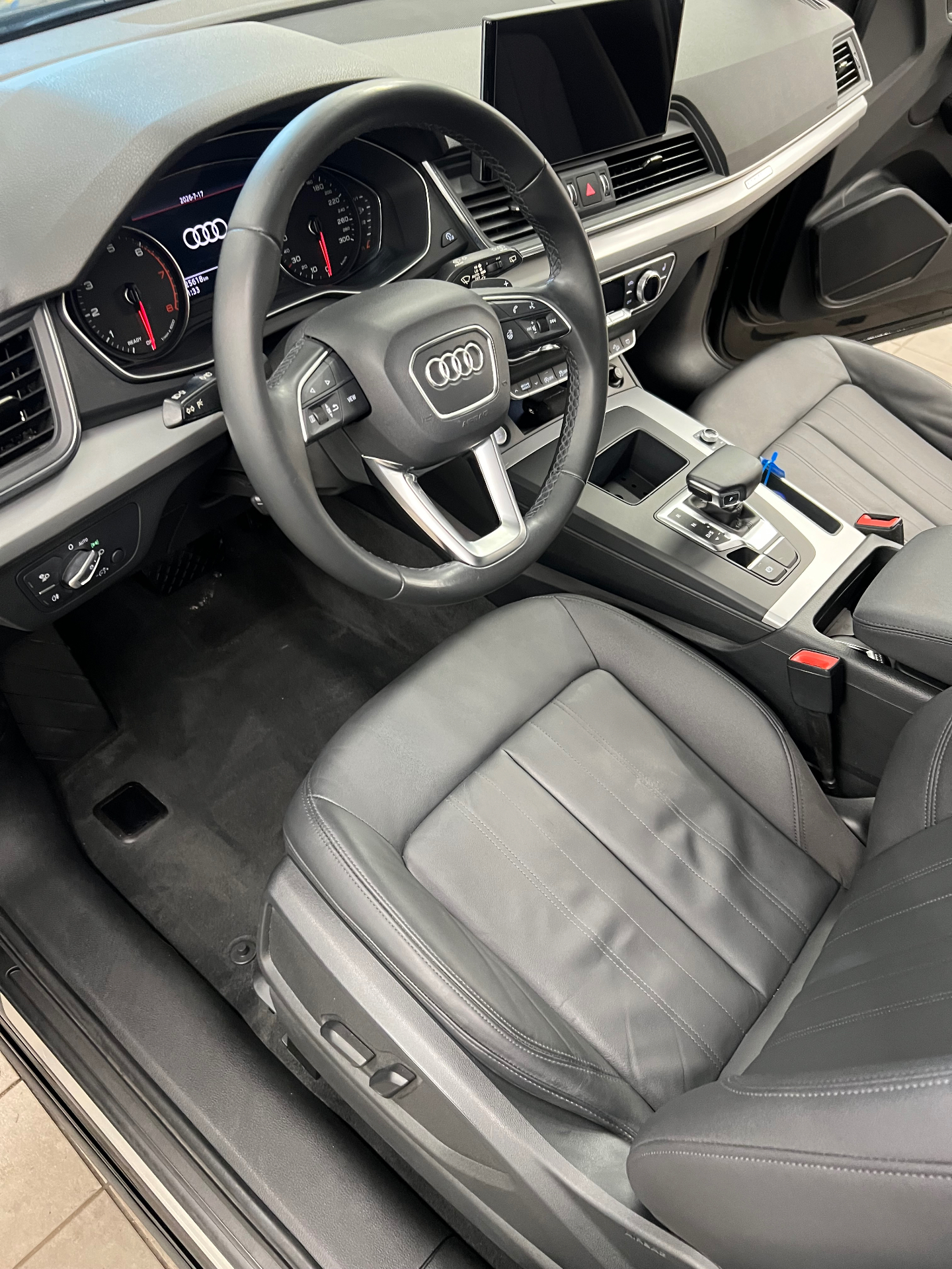Išvalytas Audi salonas – vairas, panelė ir odinės sėdynės po DrivenClean valymo